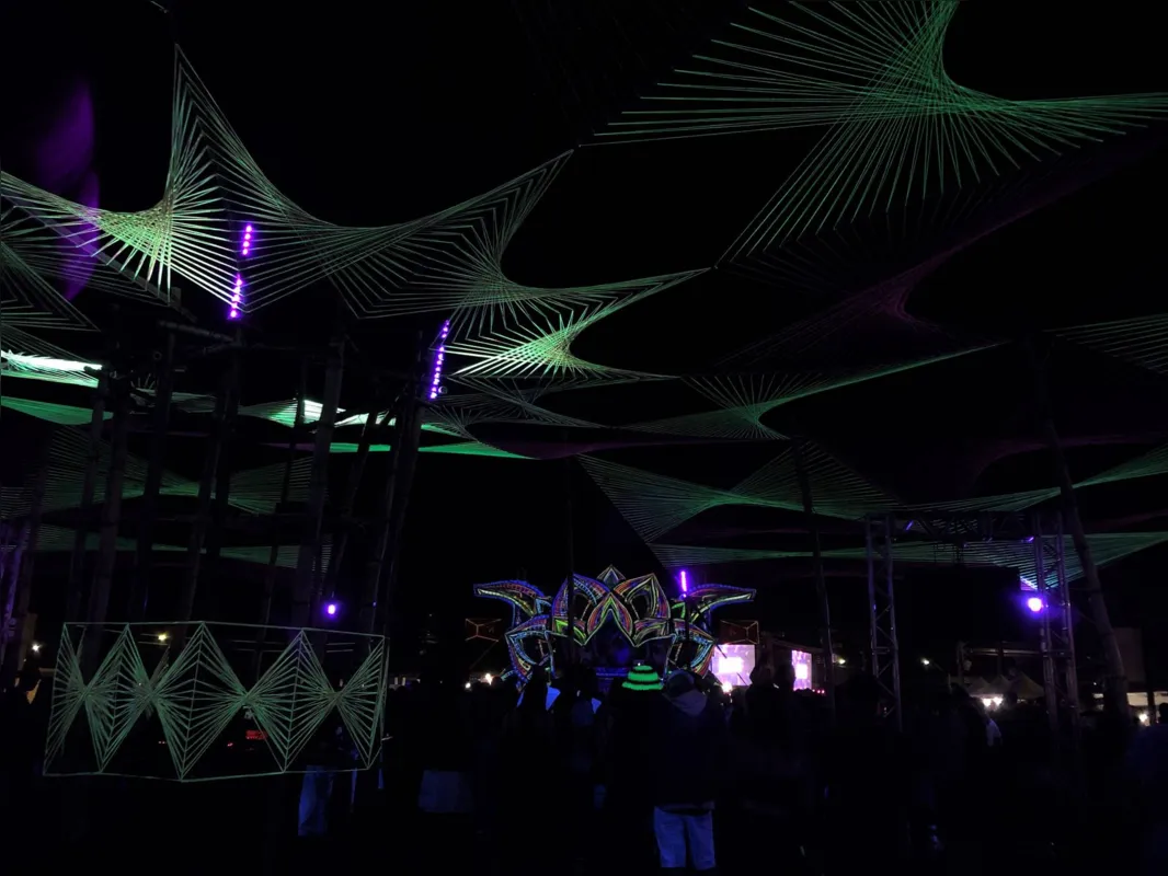 Palco Lótus, com design assinado pela 4th Dimension Stages - mesma de eventos grandes como Playground Musical Festival, TribalTech e Flor da Vida