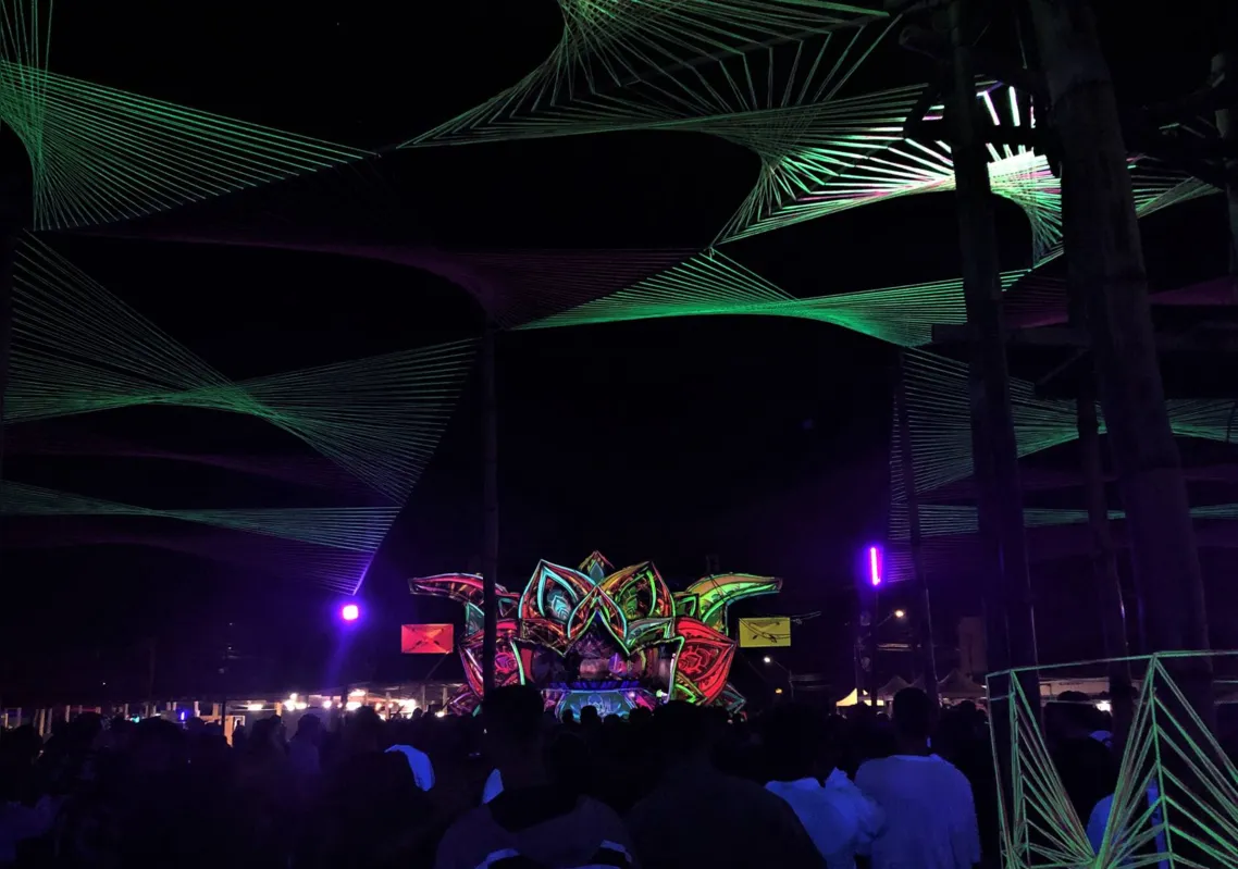 Palco Lótus, com destaque para o psy trance