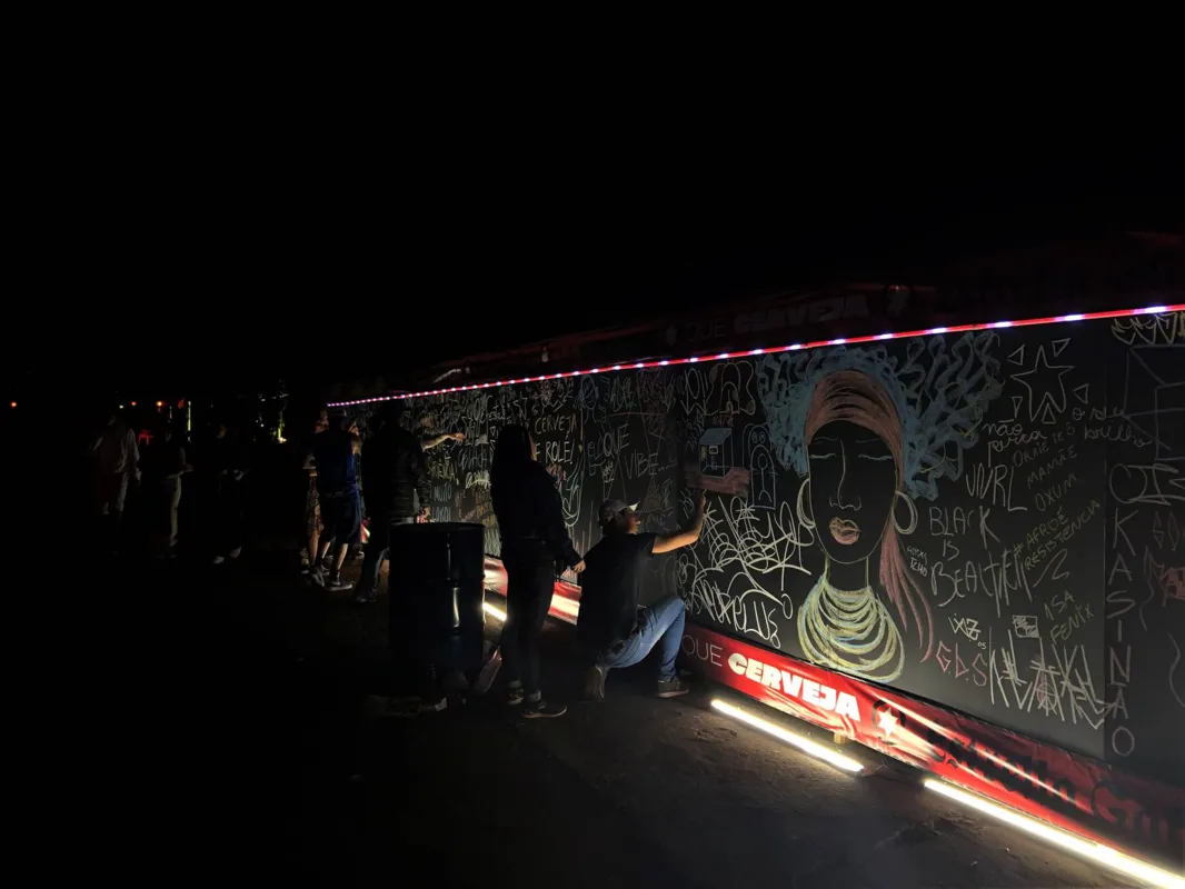 Mural livre para intervenções do público