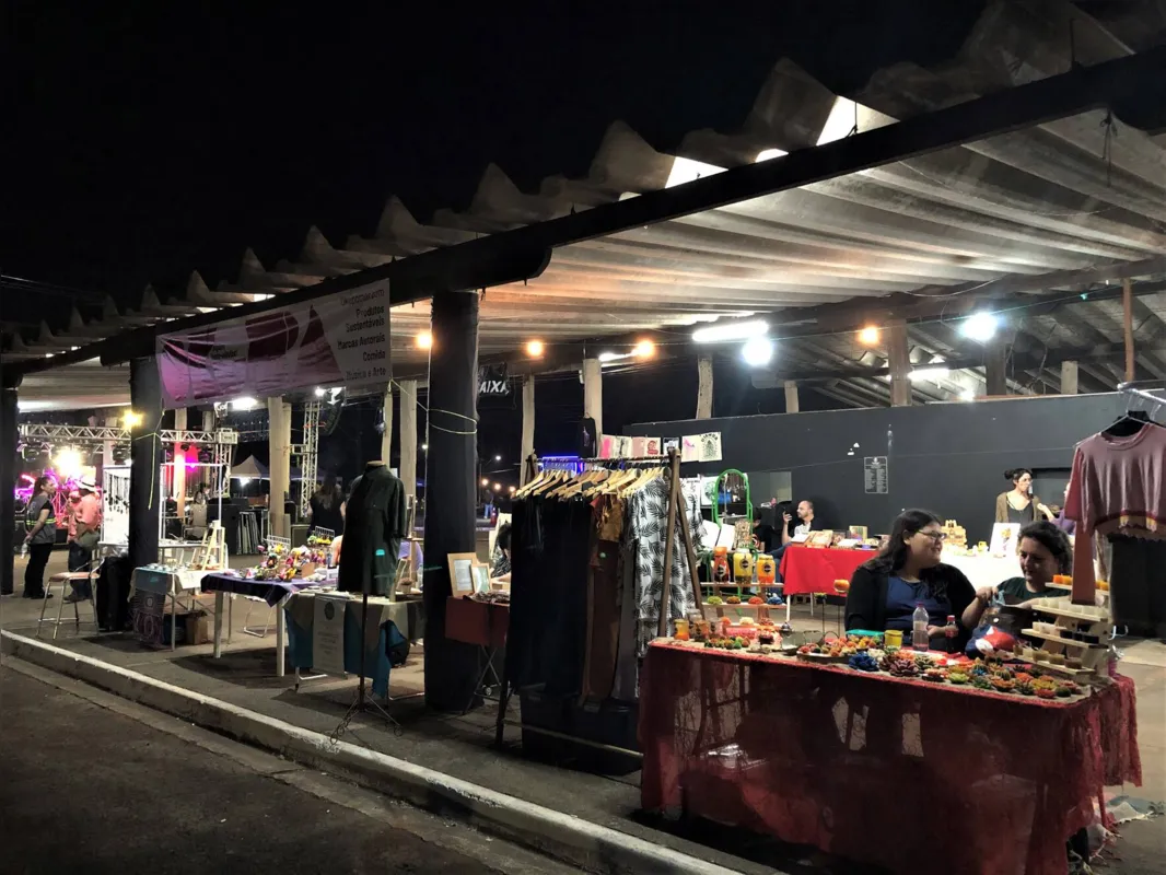Feira Okupa, com venda de artesanatos e produtos locais