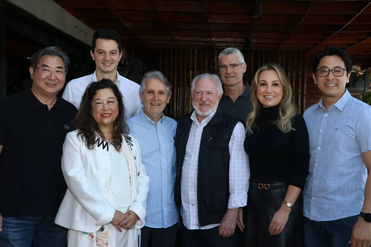Diretoria da AONP, Wilson Kobayashi, Berenice Tatibana, Matheus Pegoraro, Marcela Vanzela e Marcos Guskuma, com o professor homenageado Mauri Reiche, o Secretário-geral do CRO-PR Claudenir Rossato e Paulo Franzon