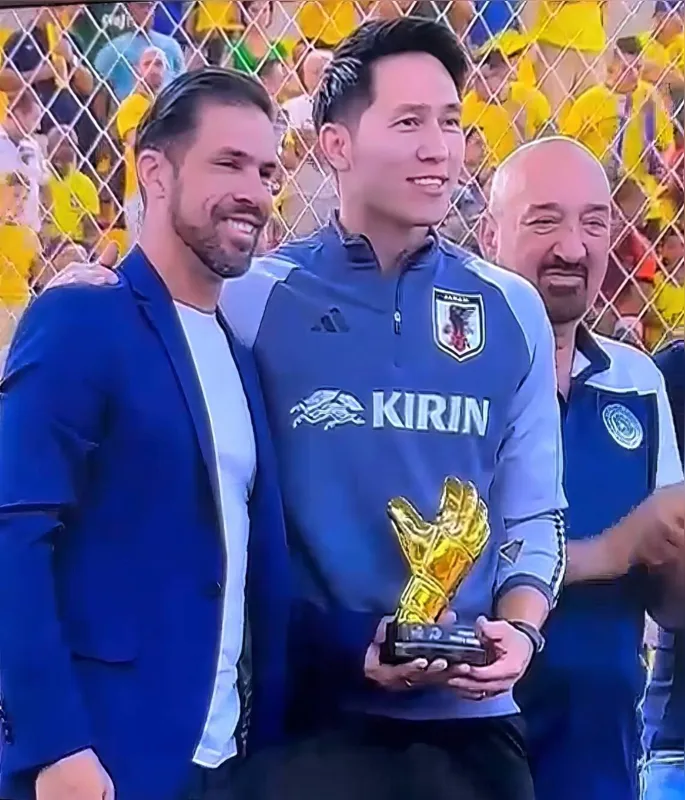 O londrinense com a taça de melhor goleiro da Copa das Nações.