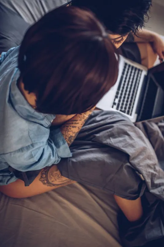 É frequente a incidência do "abandono digital" quando os responsáveis negligenciam, inclusive, o que os pequenos veem nas redes