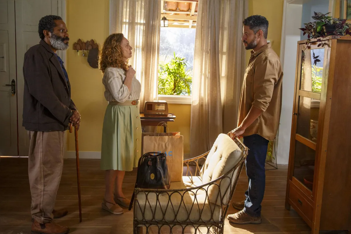 Agatha (Eliane Giardini) diz a Gentil (Flavio Bauraqui) que não pode mais adiar e precisa falar com Jonatas (Paulo Lessa).