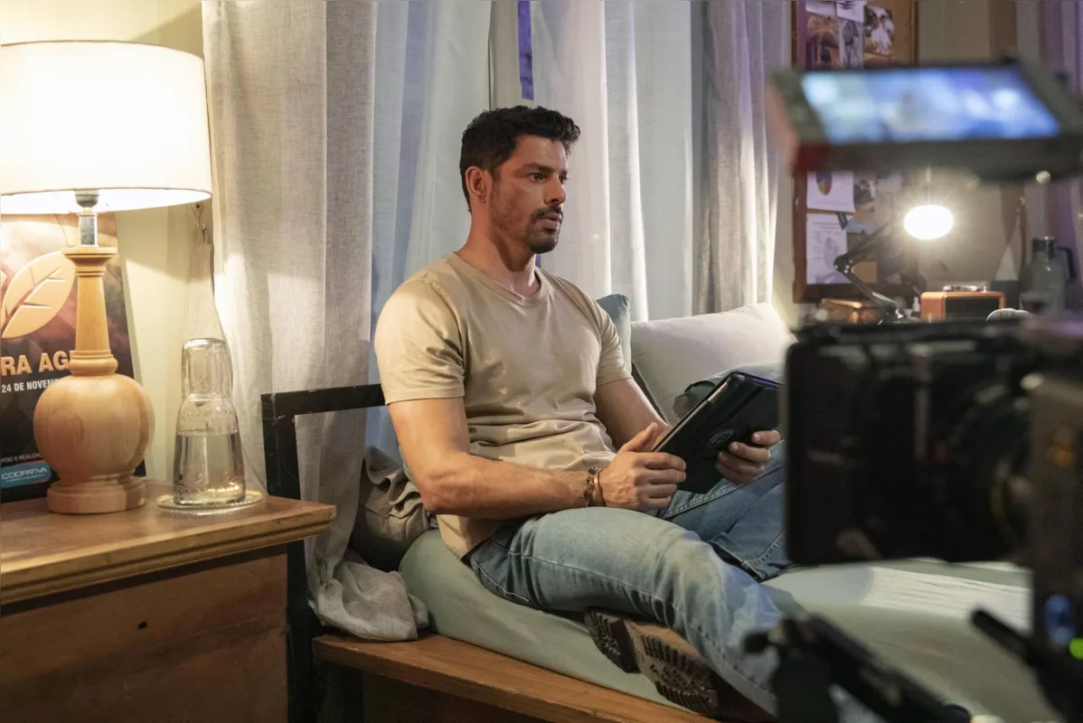 Caio (Cauã Reymond) nos bastidores de cena.