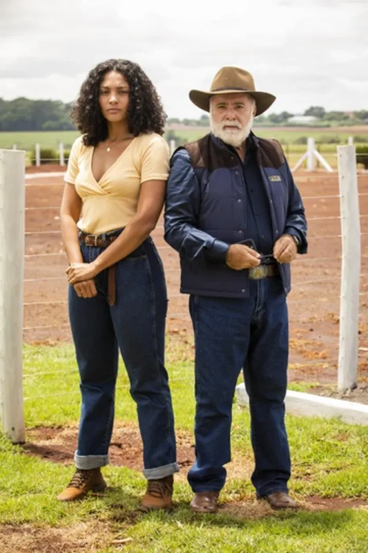 Aline(Bárbara Reis) e Antônio (Tony Ramos) : conflito de terras em  novela das nove