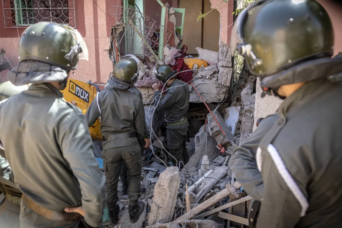 Forças de segurança de Marrocos trabalham no resgate de vítimas do terremoto de sexta-feira (8) à noite