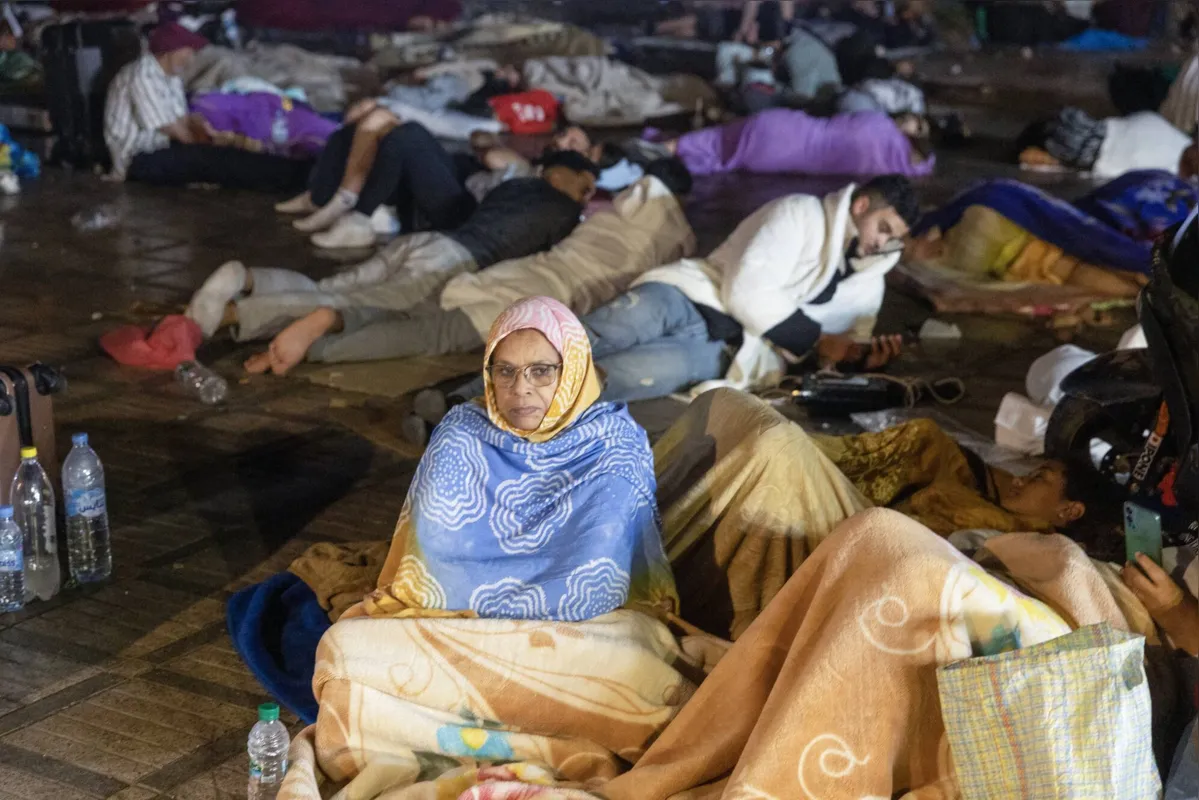 Em Marrakech, moradores abandoram suas casas e passaram a noite em praças, após o sismo de  magnitude 6,8