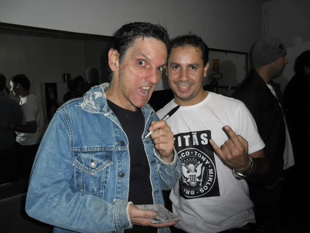 Gilberto Antônio da Silva com Paulo Miklos: ele acompanha a banda há décadas