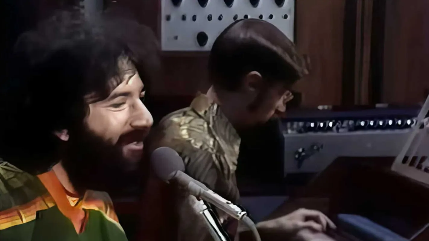 Jerry Garcia canta Mountains of The Moon, Tom Constanten o acompanha no cravo.