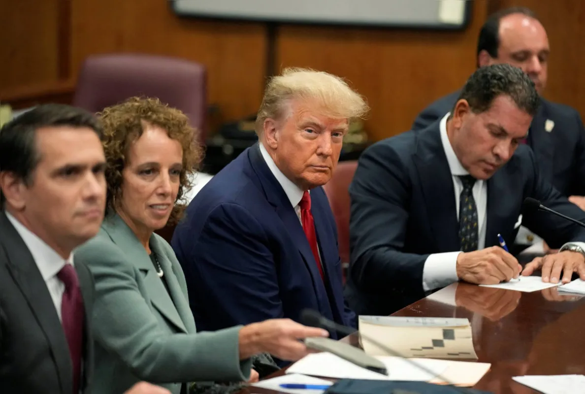 Donald Trump e sua equipe de defesa ouvem as acusações feita Corte Criminal de Manhattan na tarde desta terça-feira: ex-presidente alega inocência