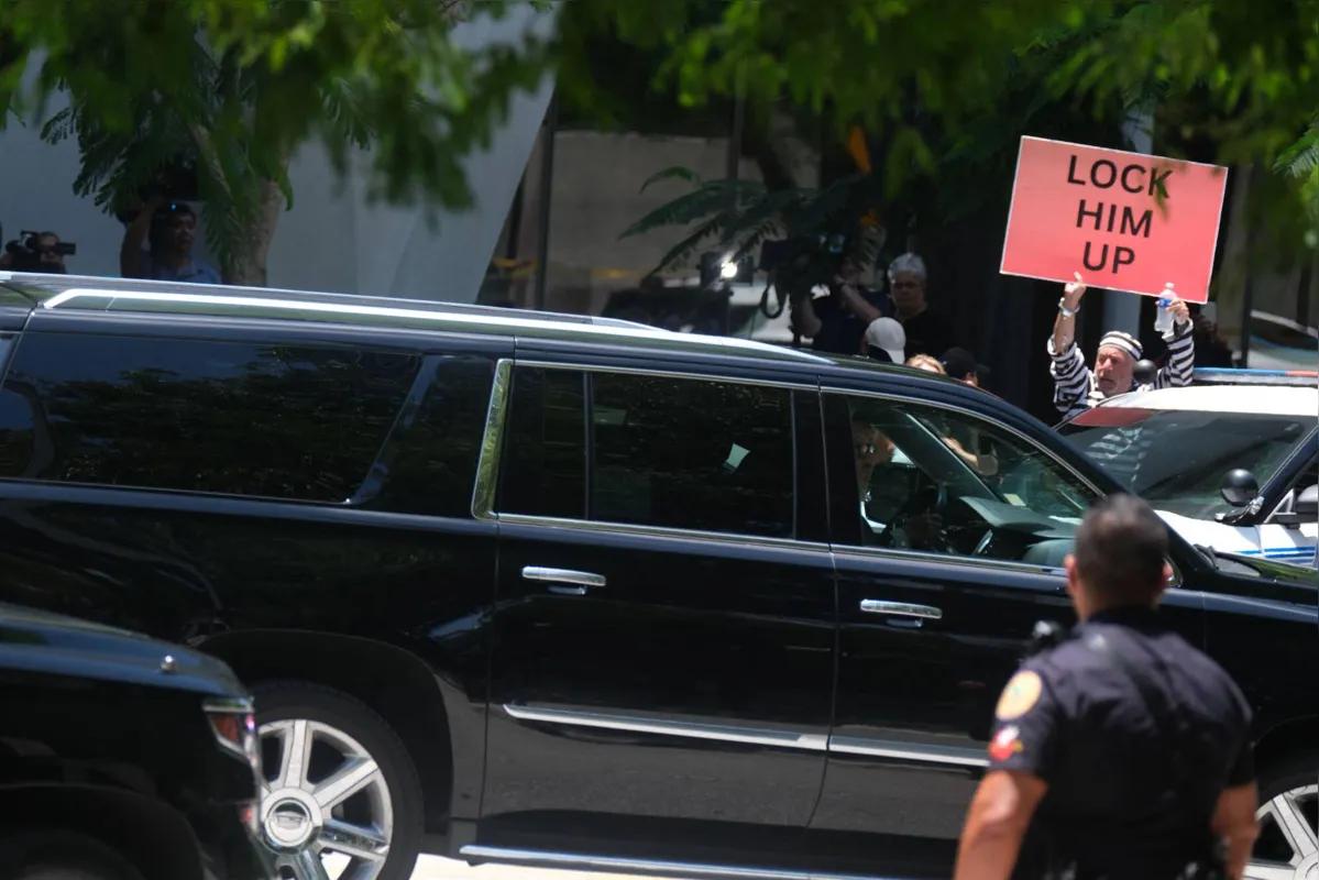 Presença de Trump no tribunal provocou protestos contrários e favoráveis ao republicano