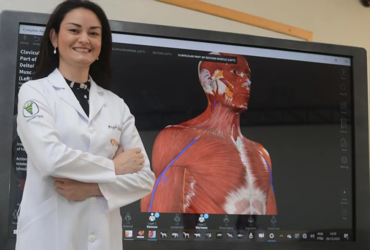 Coordenadora de Fisioterapia Heloísa Tsukamoto em frente a uma das plataformas 3D para interação dos alunos