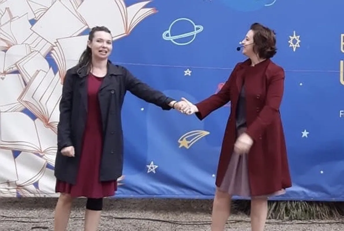 "A Janela para o Espelho - Contos para Mergulhar", com Leticia Liesenfeld e Yohana Ciotti, será apresentado no Barracão Tangará na tarde de domingo (27)