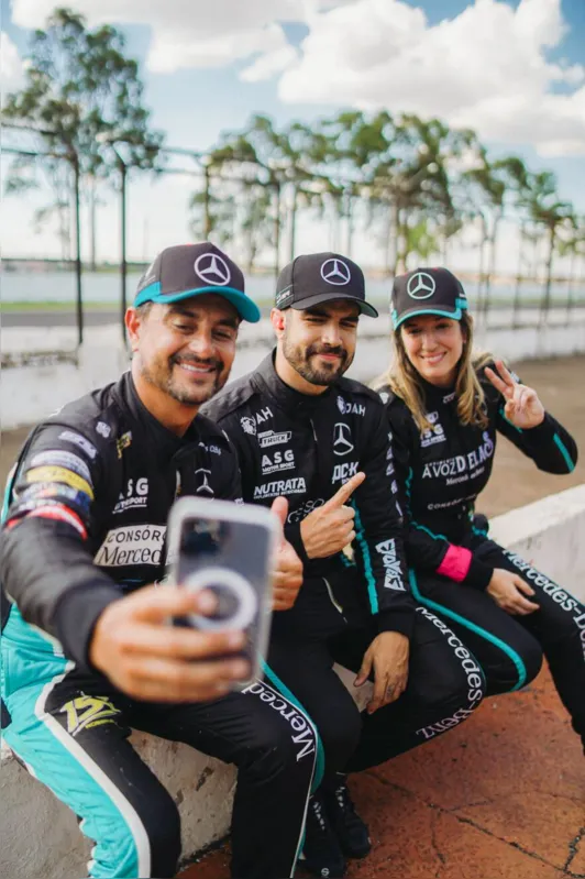 Momento selfie com os colegas de equipe e ícones das pistas, Roberval Andrade e Bia Figueiredo