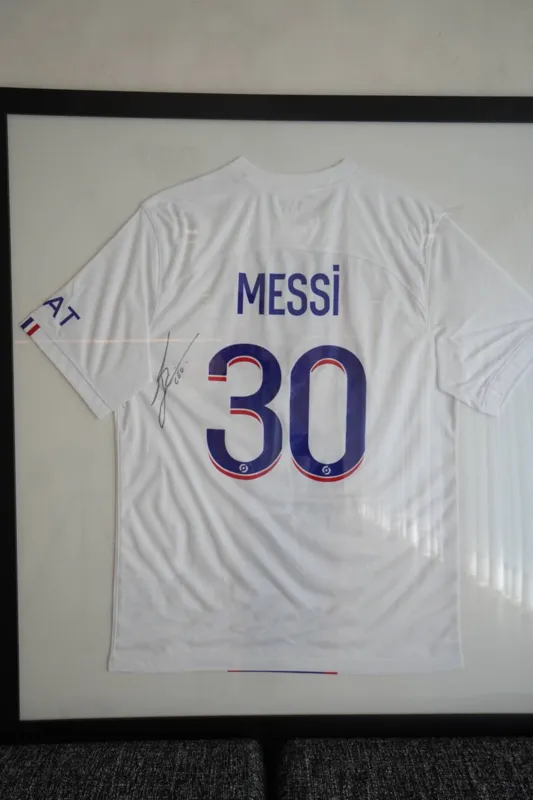Camisa PSG autografada por Lionel Messi