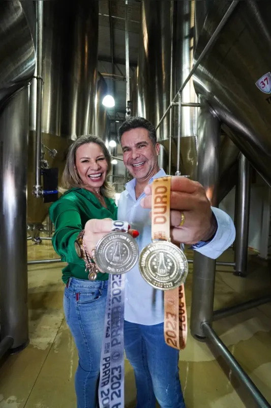 Marlene e André Garcia felizes com as conquistas da Queen’s: medalha de ouro com a cerveja Cristal e prata com a Westminster Abadia, no maior festival de cervejas do Brasil