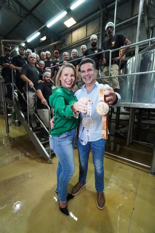 Marlene e André com o afinado time Queen’s Cervejaria Artesanal
