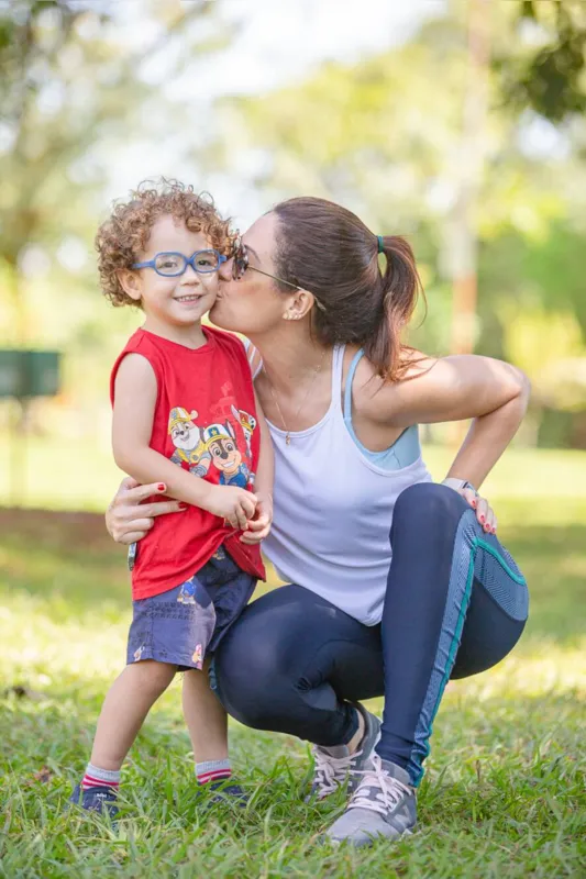 Dayane Santana, gerente de Marketing & Comunicação Unimed Londrina, com seu filho, João Pedro