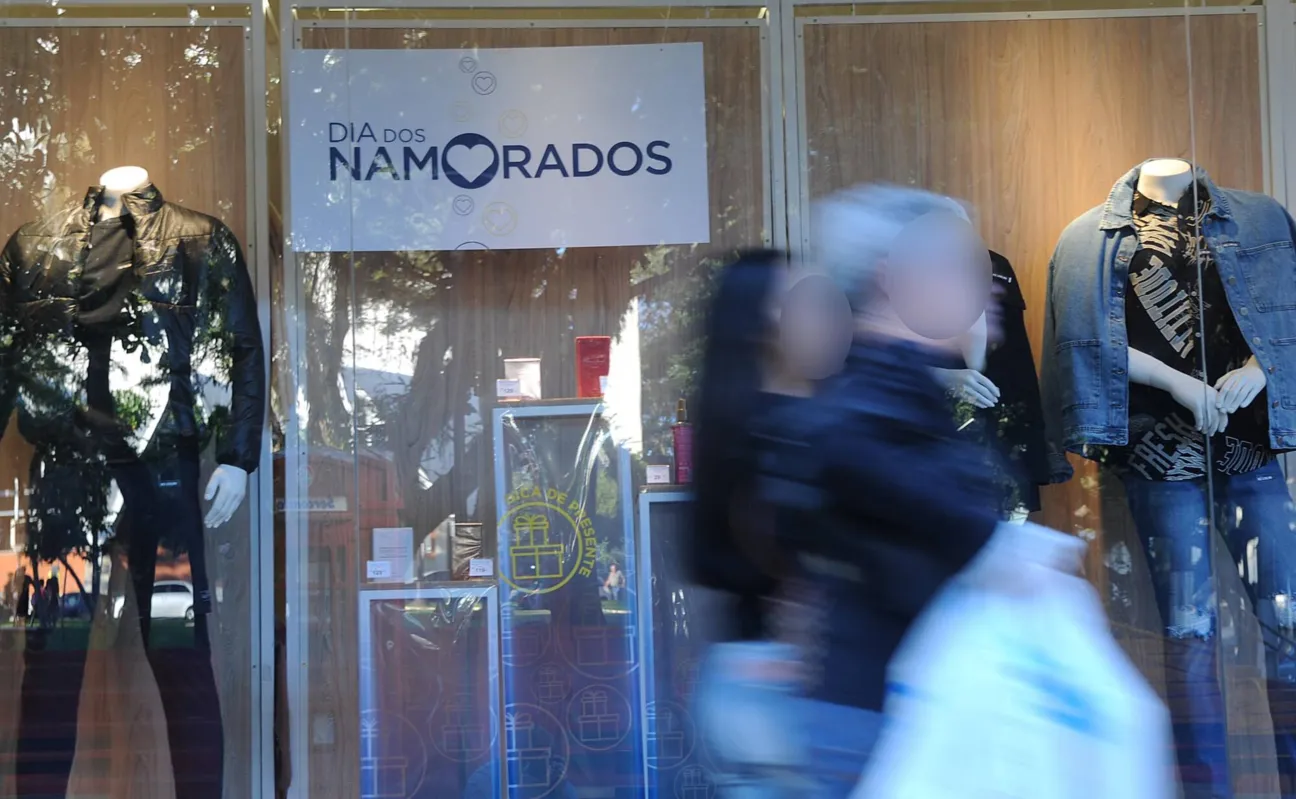 Entre os motivos apontados pelos comerciantes de Londrina para a diminuição nas vendas está o menor poder de compra do consumidor (38%)