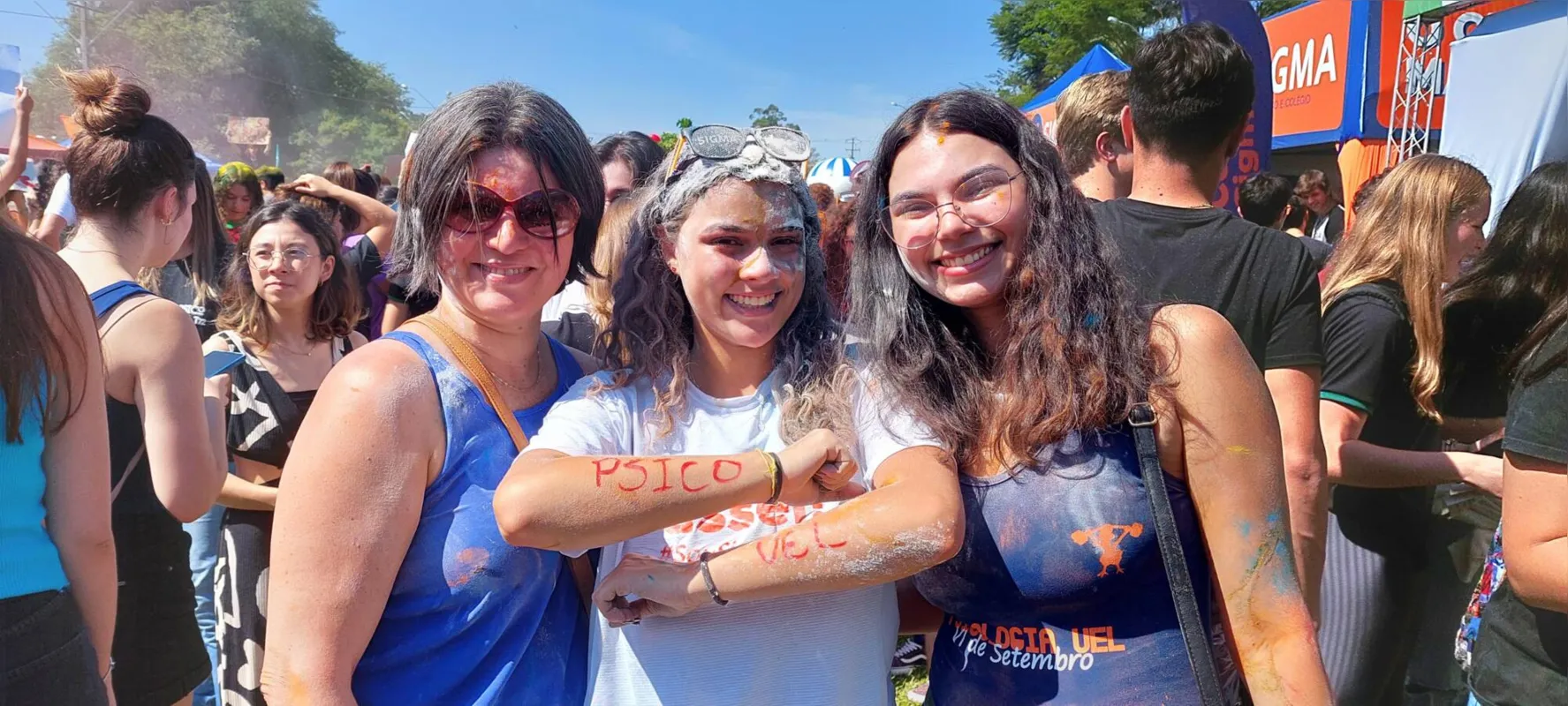 Aprovada em Psicologia, Nara Ferreira, estava acompanhada da mãe, Adriana Ferreira, e da irmã, Milena Ferreira