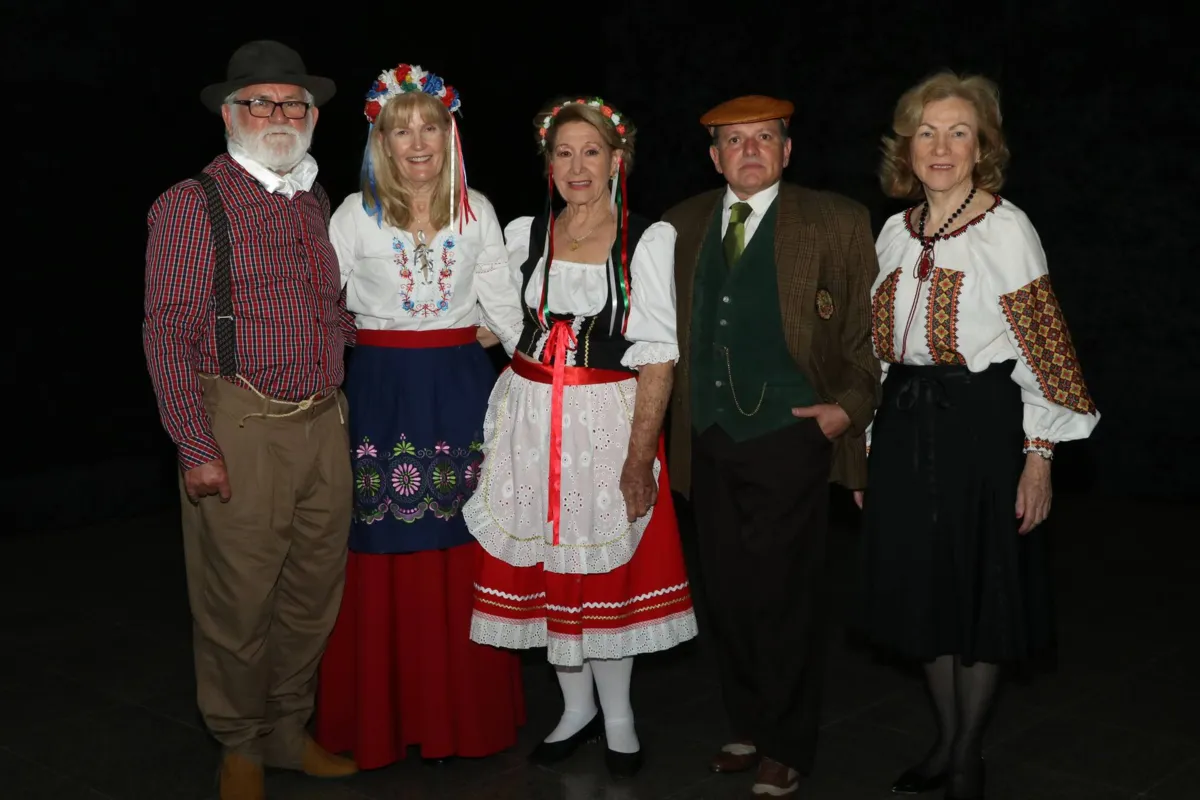 Otavio e Terezinha Scandelae, Jandira Poscinin, o decorador  Sérgio Figueiredo e Ludmila  Kloczak. Figueiredo recebeu muitos elogios pela decoração do evento