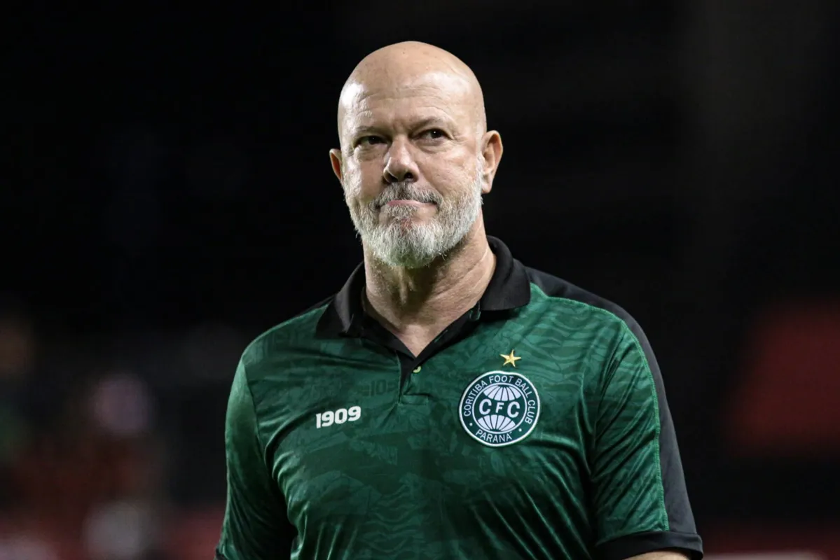 RECIFE (PE), 26.04.2023 - COPA DO BRASIL: SPORT x CORITIBA - Antonio Carlos Zago, Tecnico do Coritiba , durante partida contra o Sport, valida pela disputa da Copa do Brasil, realizada no Ilha do Retiro, em Recife, nesta quarta-feira, 26. (Foto: Rafael Melo/MyPhoto Press/Folhapress)