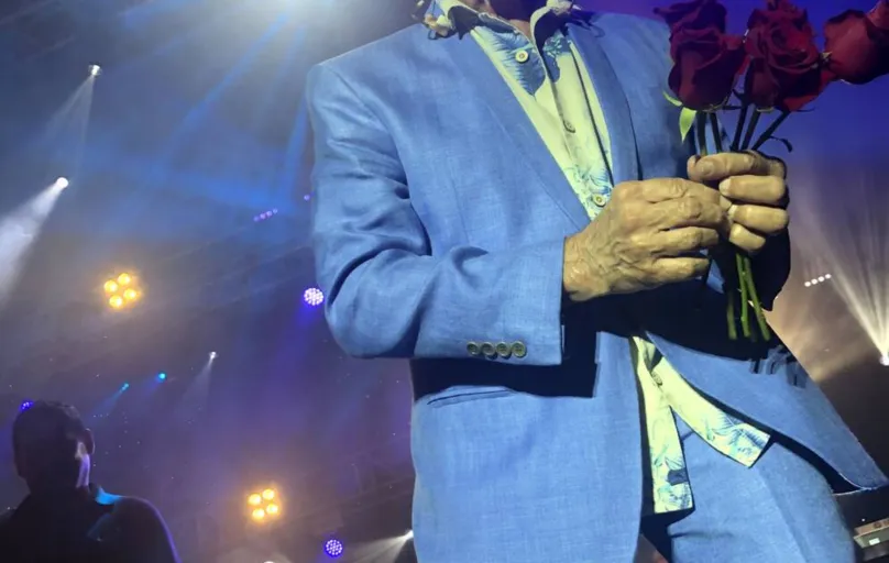 Roberto Carlos imprimiu muito romantismo ao show em Londrina, sua marca principal que põe as fãs em delírio