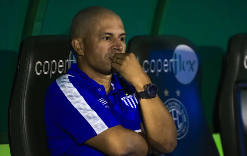 Com experiência apenas no sub-20 do São Paulo, Alex não resistiu aos resultados ruins e foi demitido do comando do Avaí