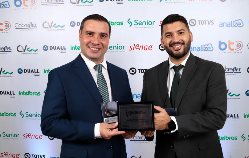 Fernando Henrique Silva Cruz e Vitor Rodrigo Pereira receberam a premiação em nome da Vectra, em São Paulo