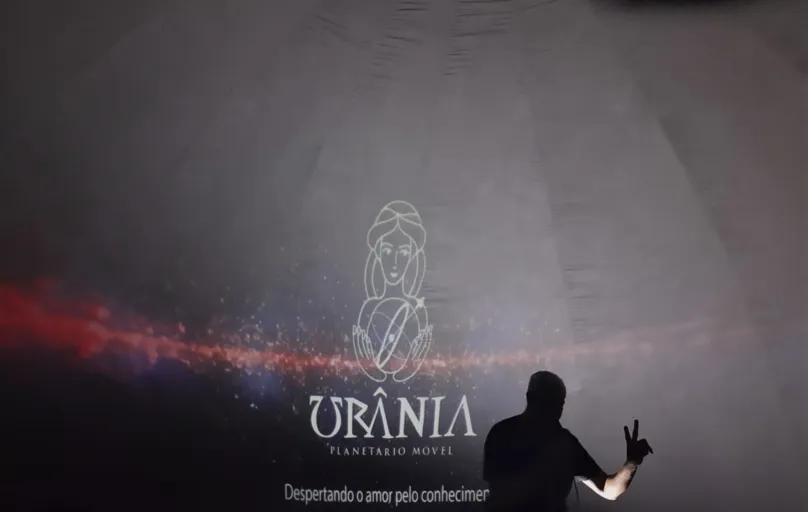 Rogério Bortoloto, um dos organizadores do Urânia Planetário Móvel, apresentando o projeto para as crianças dentro da cúpula
