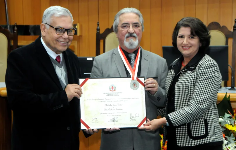 Ruy Cabral, ex-presidente do Foto Clube de Londrina, Manoel Lizieiro, atual presidente, e a vereadora Lenir de Assis