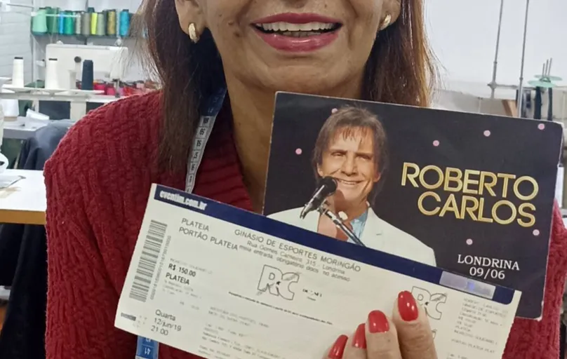 Neuza Lourenço da Silva guarda  os ingressos dos shows de Roberto Carlos de 2016 e2019 em Londrina: "Desta vez não vou por uma questão financeira"