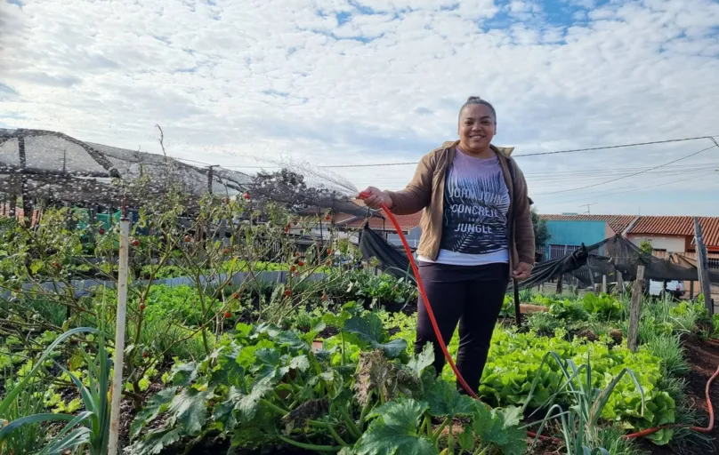 Erlândia Pereira dos Santos  trabalha há 15 anos em uma horta comunitária. Hábitos mais saudáveis