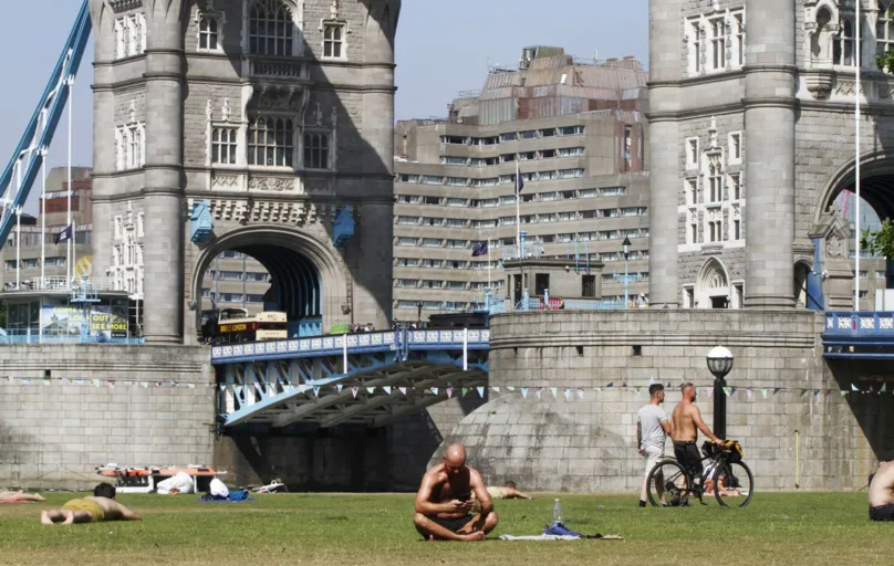 Londrinos tomam sol em parque. No ano passado, o Reino Unido registrou temperatura de 40ºC pela primeira vez na história