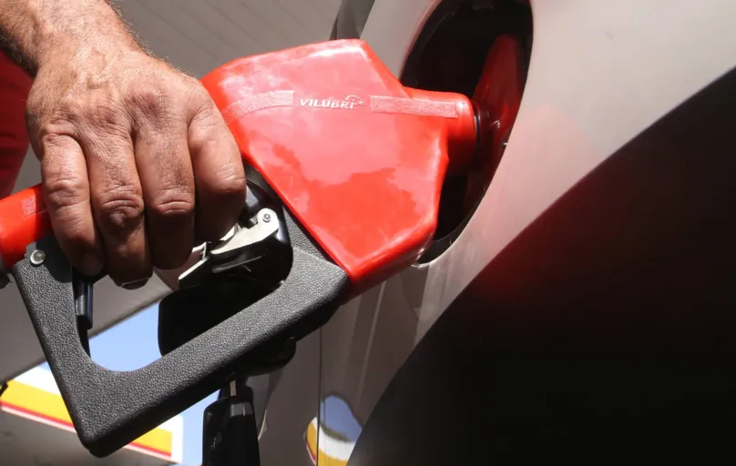 Antes da mudança no cálculo do imposto, o litro do gasolina nos postos era vendido por cerca de R$ 5