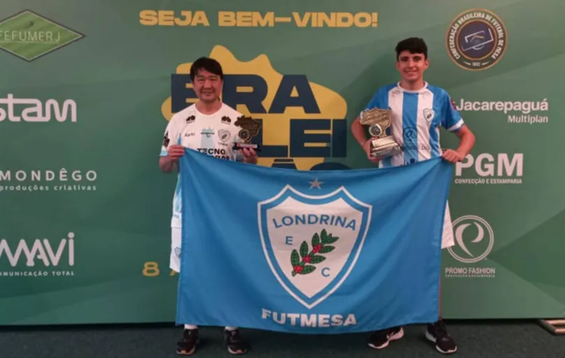 Rony Suzuki e João Antônio com suas taças de campeões Brasileiros