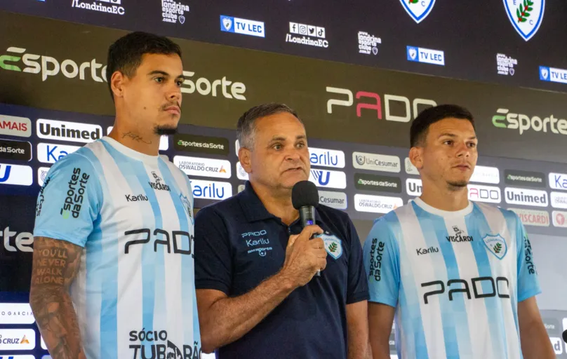 Zagueiro Luan Freitas e o lateral Marcos Pedro foram apresentados pelo diretor de futebol Claudio Canuto, na tarde de terça-feira, no CT da SM Sports