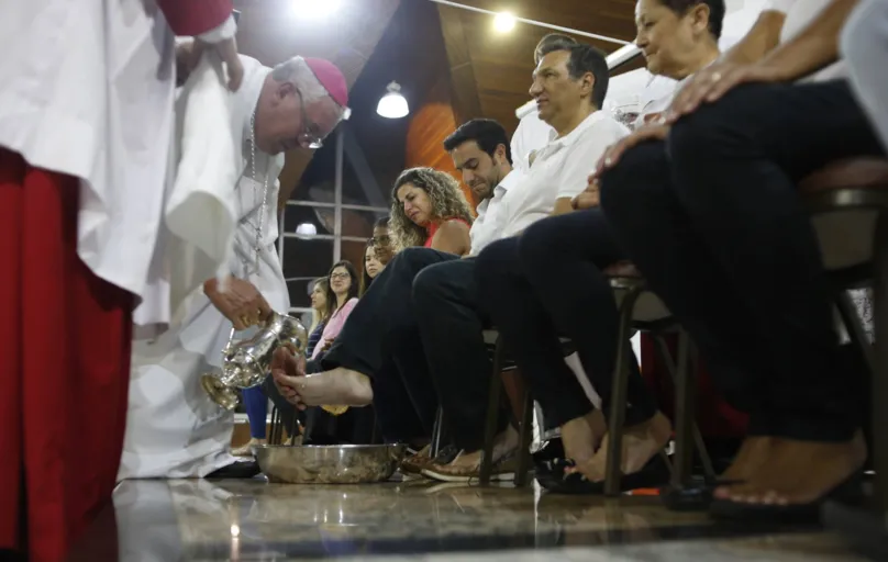 Além da demonstração da humildade de Jesus Cristo, o Lava-pés também marca a instituição do Sacerdócio e da Eucaristia