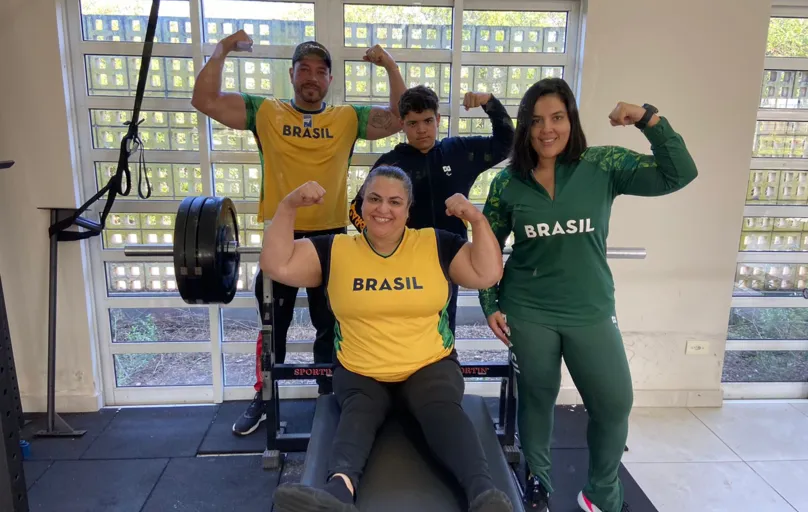 Márcia Menezes (sentada) ao lado de integrantes da equipe de halterofilismo do Instituto Brasil Round