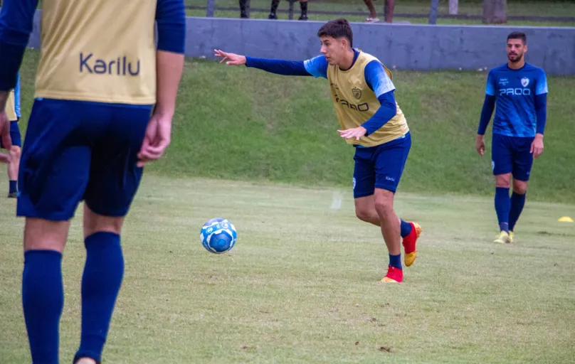 Nicolas é uma das opções do técnico PC Gusmão para jogar na lateral-esquerda diante do Juventude