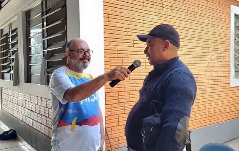 Silvio Ribeiro, coordenador do Projeto Brisa, com Isaías Nascimento, 58 anos, que gosta de cantar e ouvir músicas para relembrar  histórias de sua vida
