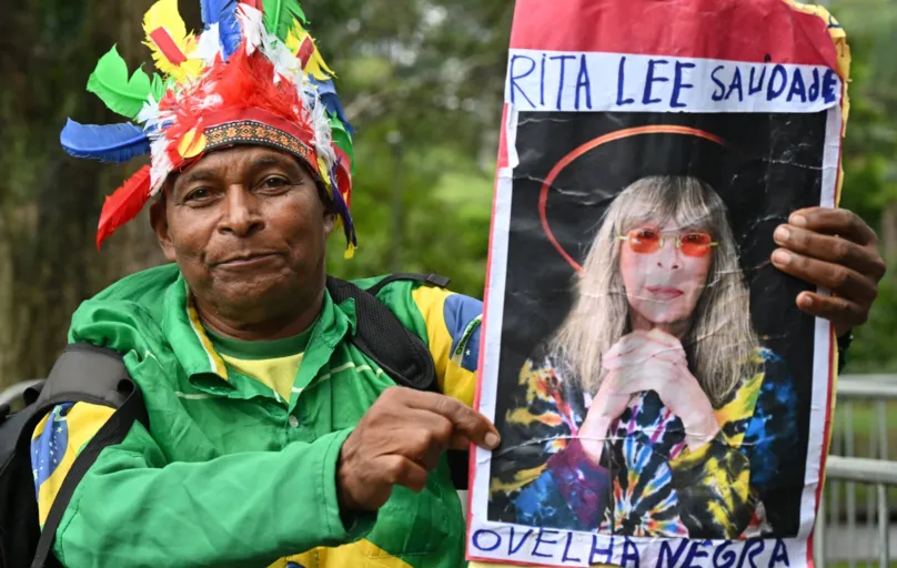 Fã exibe poster de Rita Lee durante velório da cantora na última terça-feira no Planetário do Ibirapuera: também uma vó irreverente