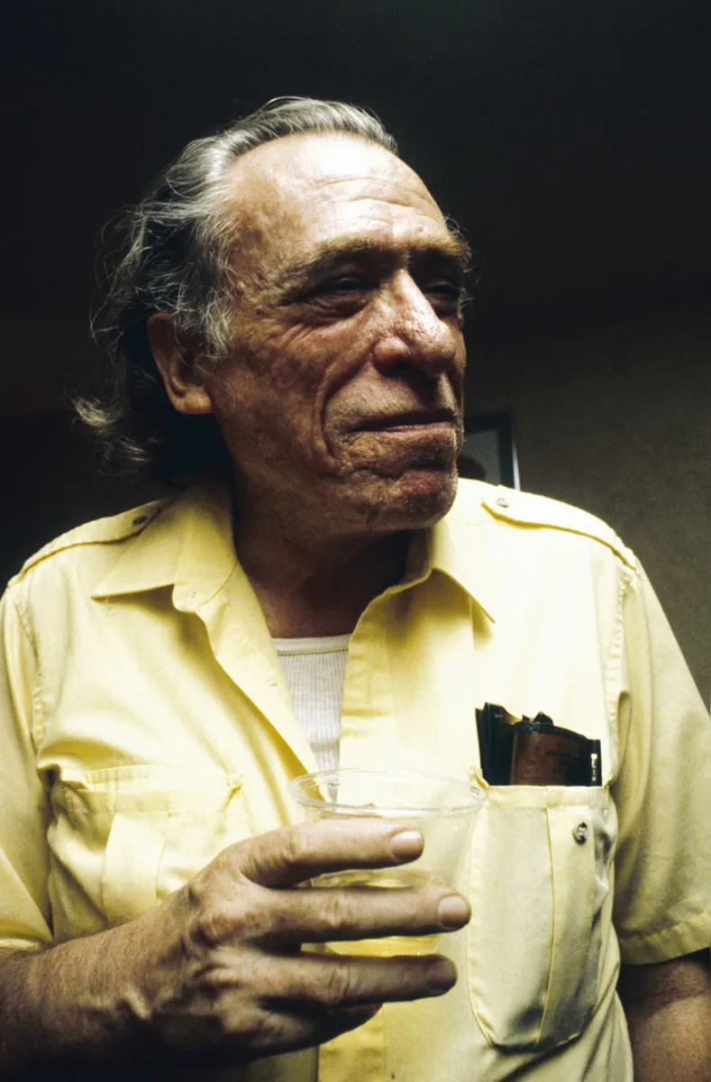 Apegado ao fluxo da escrita, Bukowski desprezava a forma;  em suas palavras, a forma era uma gaiola na qual ele não queria entrar