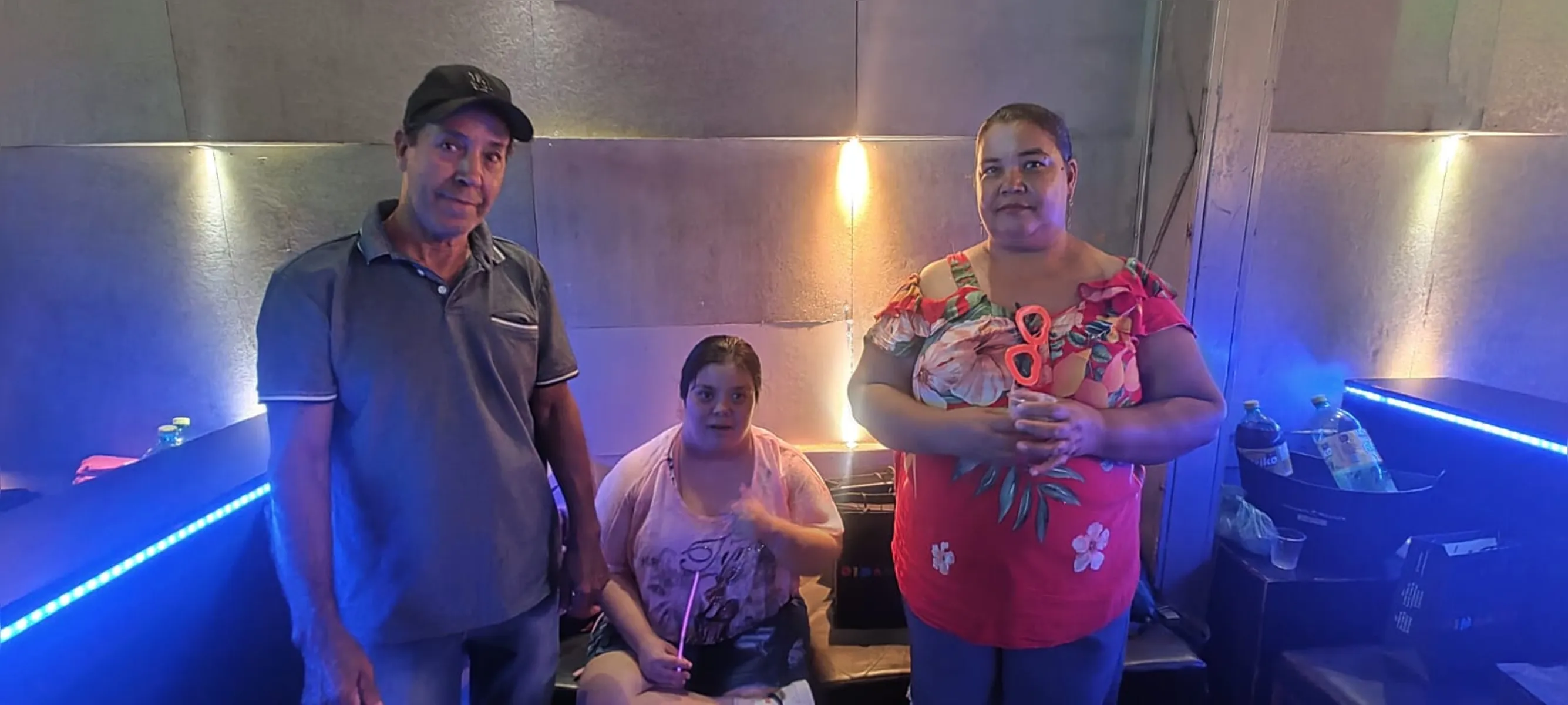 Larissa com os pais Miguel e Miriam que acham importante enturmar a filha no convívio social