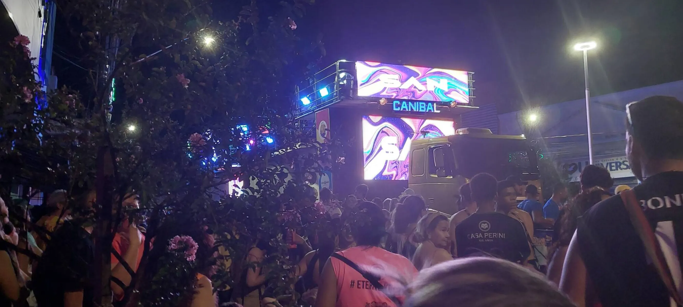 Milhares de pessoas foram a Avenida XV de novembro, atrás do trio elétrico, para ver as bandas Sambô e Juízo