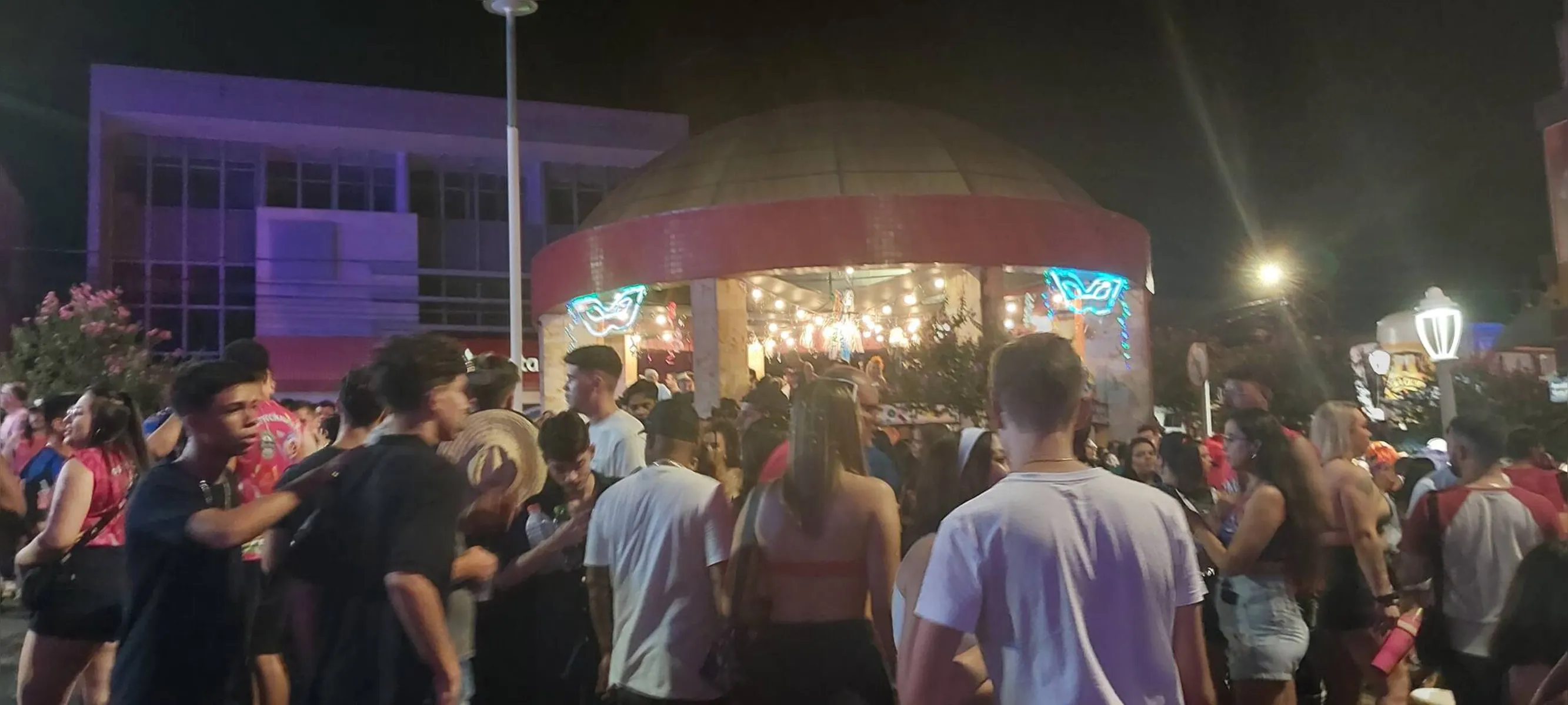 Foliões lotaram as ruas madrugada adentro
