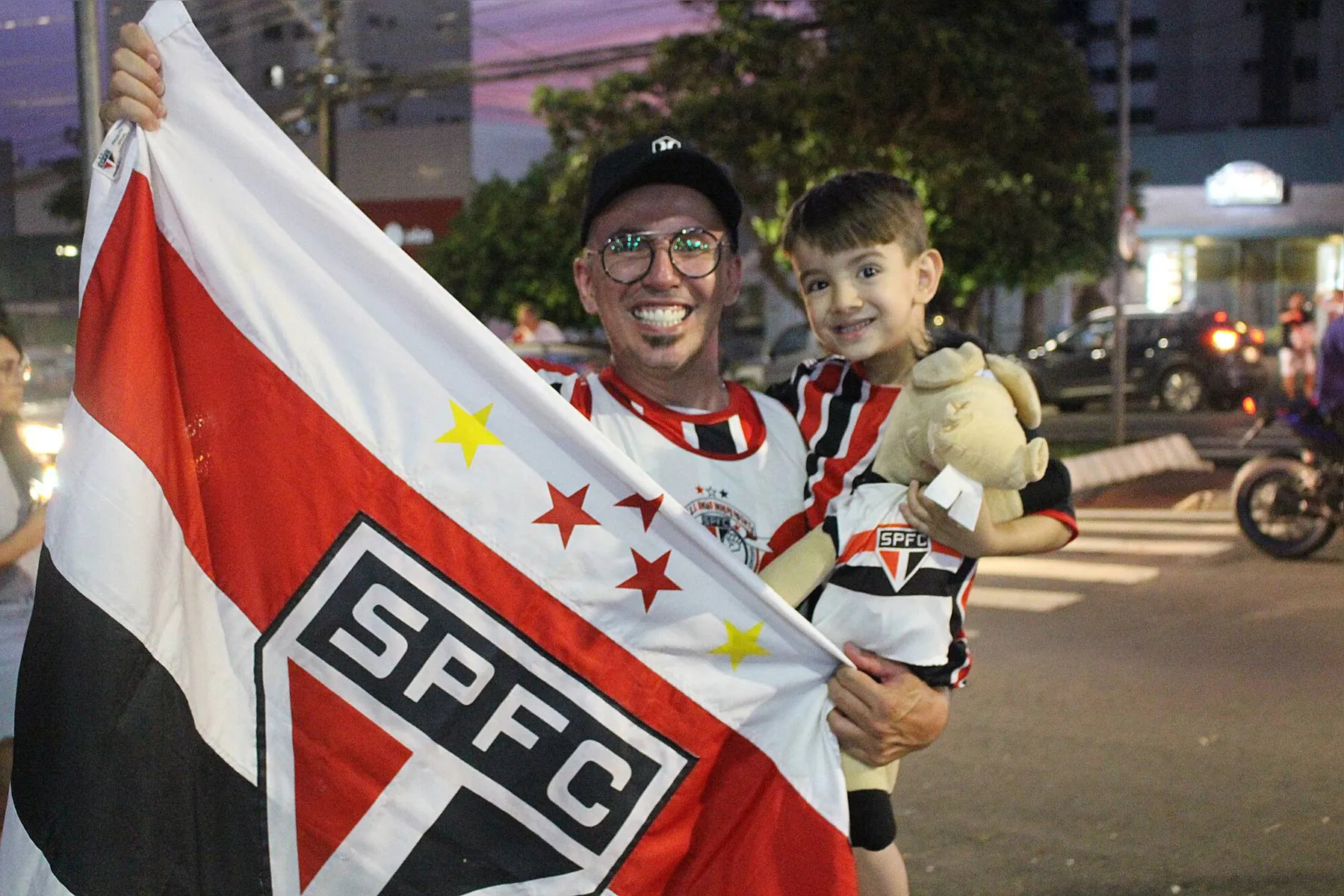 Fabiano Pecegueiro levou o filho de cinco para festejar a taça