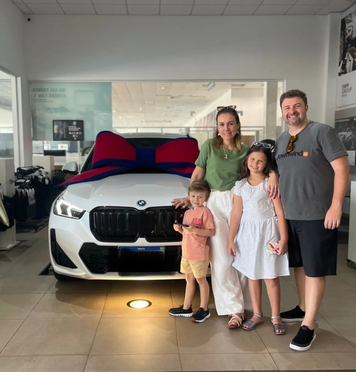João Bibar e sua família adquirindo seu carro 100 % elétrico
