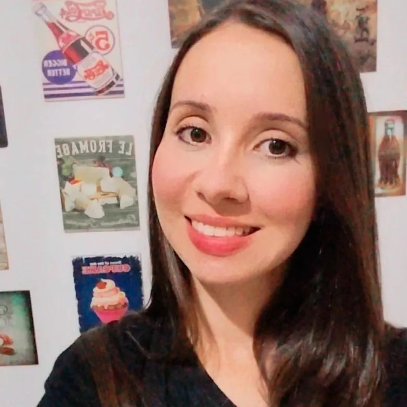 A historiadora Taiane Silva dá palestra sobre a imigração italiana como parte das comemorações em Londrina